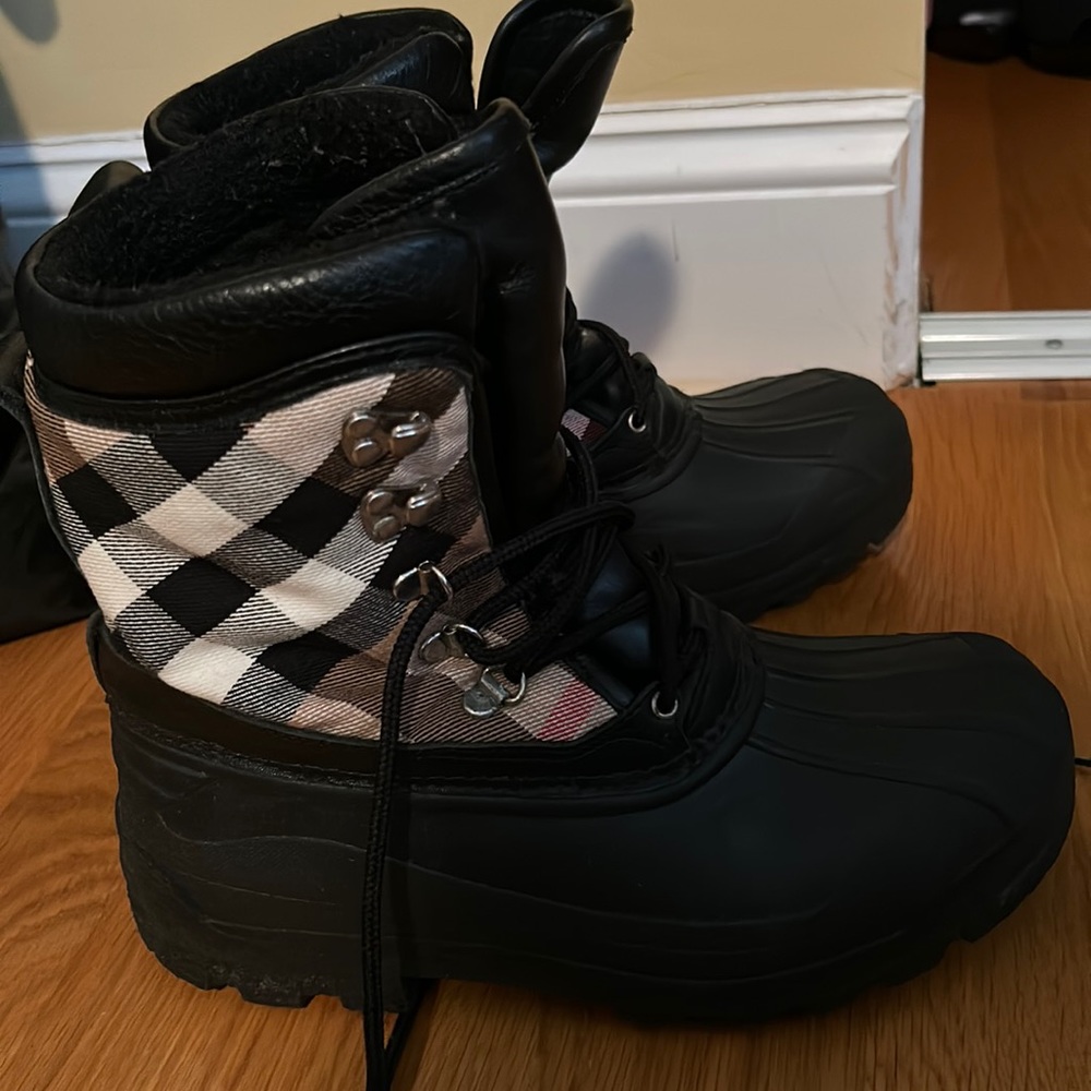 Burberry snow boots